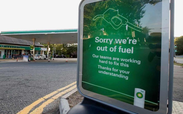 Hàng loạt cửa hàng xăng dầu tại Anh đã buộc phải đóng cửa do cạn kiệt nguồn cung. Ảnh minh họa: Reuters.