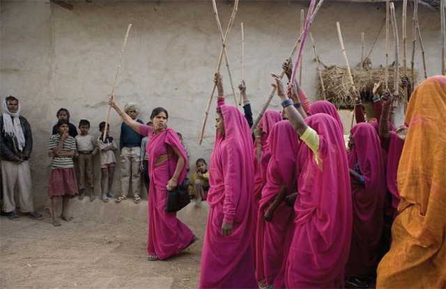 Gulabi Gang - Băng đảng màu hồng của chị em Ấn Độ chuyên đi diệt trừ yêu râu xanh, vũ phu và gia trưởng - Ảnh 2.