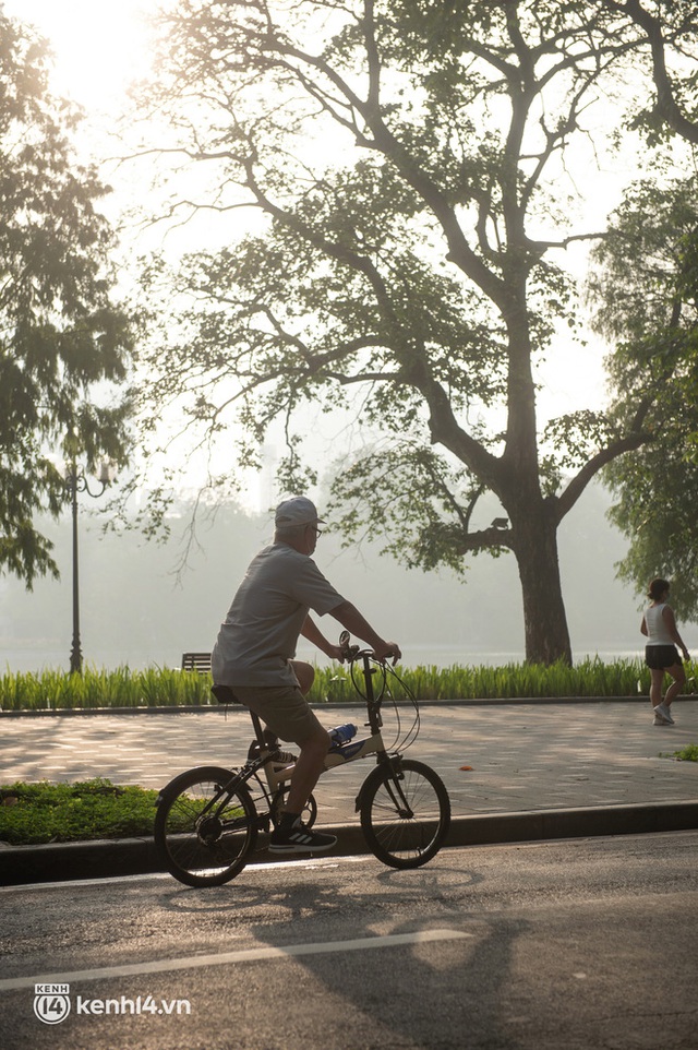  Hồ Gươm náo nức ngày trở lại: Trường đua xe đạp rộn ràng, người tập thể dục hân hoan hơn bao giờ hết - Ảnh 6.