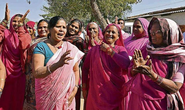 Gulabi Gang - Băng đảng màu hồng của chị em Ấn Độ chuyên đi diệt trừ yêu râu xanh, vũ phu và gia trưởng - Ảnh 5.