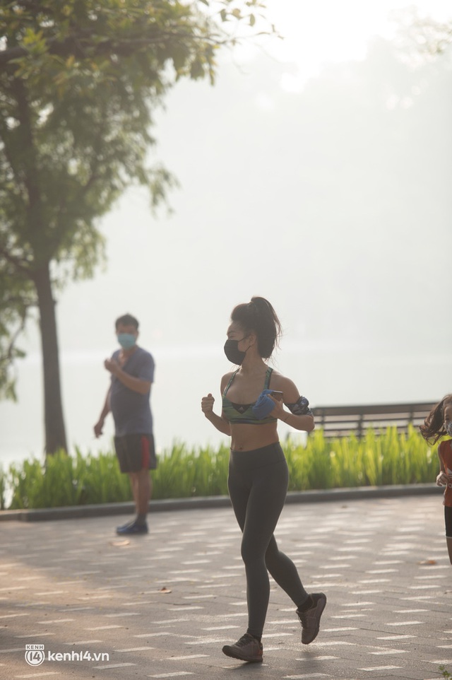 Hồ Gươm náo nức ngày trở lại: Trường đua xe đạp rộn ràng, người tập thể dục hân hoan hơn bao giờ hết - Ảnh 7.