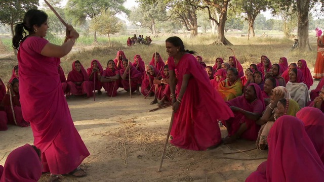 Gulabi Gang - Băng đảng màu hồng của chị em Ấn Độ chuyên đi diệt trừ yêu râu xanh, vũ phu và gia trưởng - Ảnh 6.