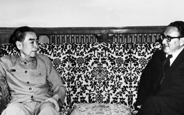 Thủ tướng Trung Quốc Chu Ân Lai (trái) tiếp Ngoại trưởng Mỹ Kissinger năm 1971. Ảnh: AFP.