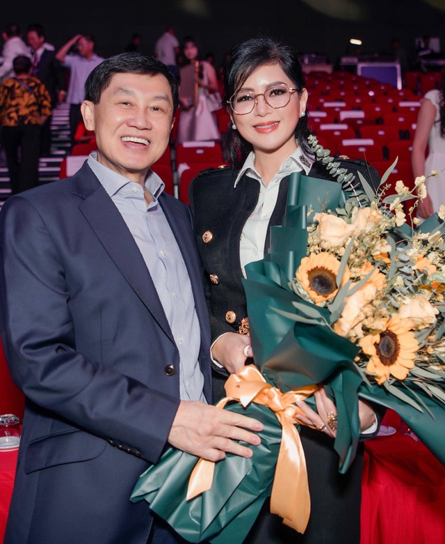 Nghe CEO Thuỷ Tiên nói về chồng mới hiểu bà được tỷ phú Johnathan Hạnh Nguyễn yêu điên cuồng cũng có lý do! - Ảnh 1. Nghe CEO Thuỷ Tiên nói về chồng mới hiểu bà được tỷ phú Johnathan Hạnh Nguyễn yêu điên cuồng cũng có lý do! - Ảnh 1.