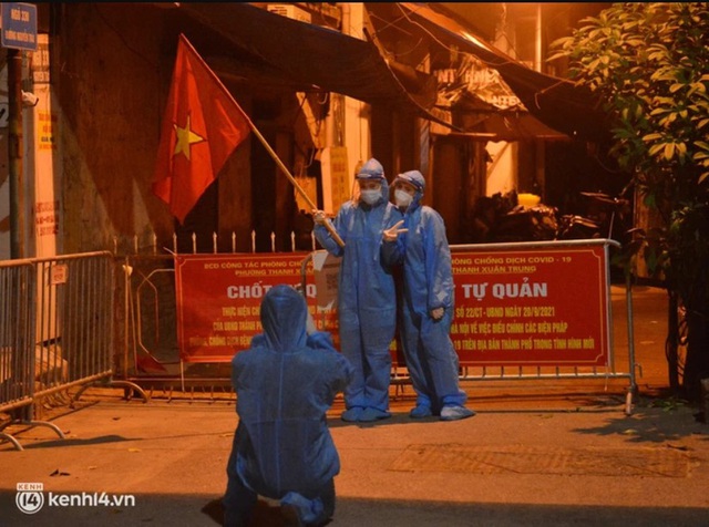  Hà Nội gỡ phong tỏa ổ dịch Thanh Xuân Trung: Người dân phấn khởi, nhân viên y tế bật khóc, ôm chầm lấy nhau vì hạnh phúc - Ảnh 4.