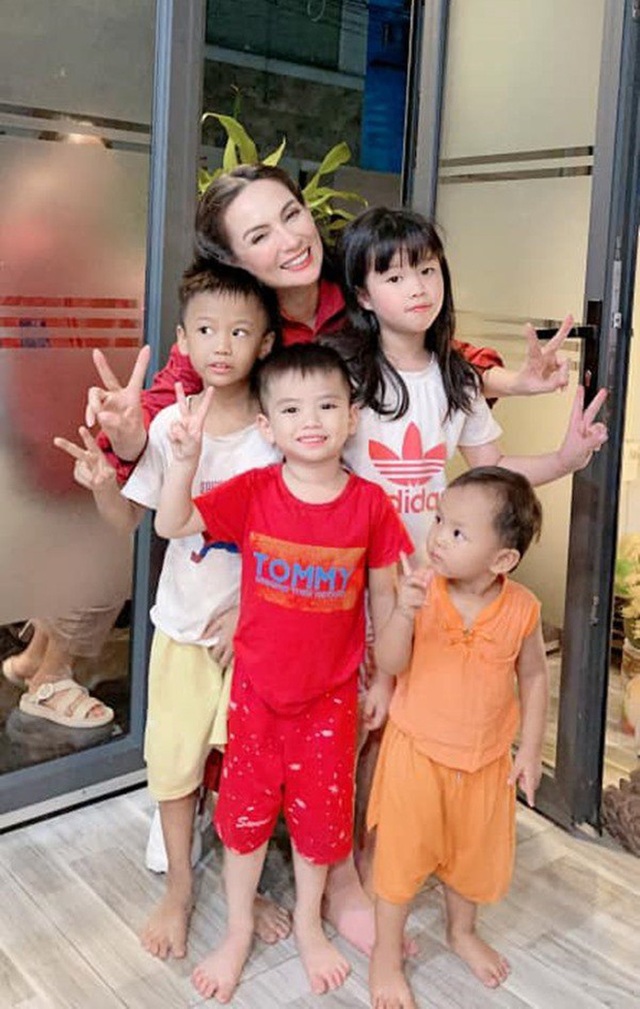 23 người con của Phi Nhung gồm những ai và sống thế nào trước khi mẹ nuôi qua đời? - Ảnh 12. 23 người con của Phi Nhung gồm những ai và sống thế nào trước khi mẹ nuôi qua đời? - Ảnh 12.