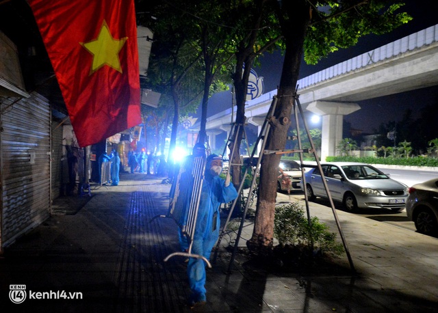  Hà Nội gỡ phong tỏa ổ dịch Thanh Xuân Trung: Người dân phấn khởi, nhân viên y tế bật khóc, ôm chầm lấy nhau vì hạnh phúc - Ảnh 6.