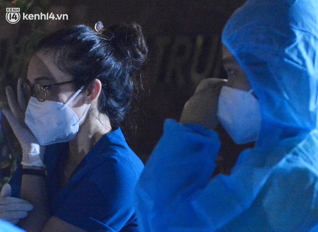  Hà Nội gỡ phong tỏa ổ dịch Thanh Xuân Trung: Người dân phấn khởi, nhân viên y tế bật khóc, ôm chầm lấy nhau vì hạnh phúc - Ảnh 12.