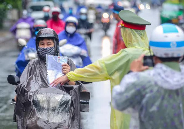 Quy định mới, phải làm thế nào để được cấp giấy đi đường ở Hà Nội? - Ảnh 2.