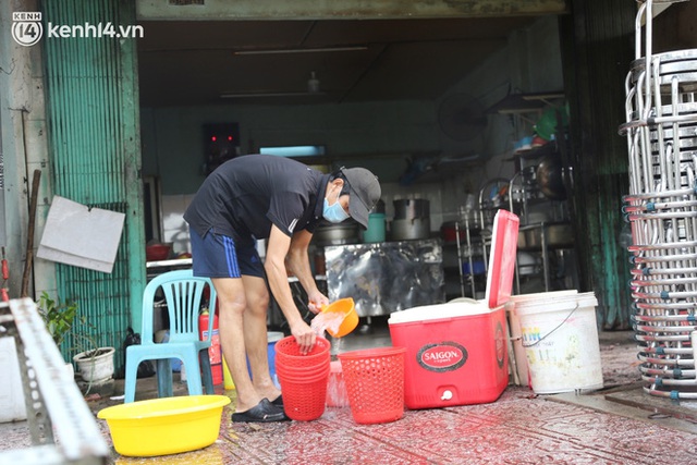  Buổi chiều như 30 Tết ở Sài Gòn sau gần 90 ngày giãn cách: Người dọn dẹp nhà cửa, người dắt xe đi sửa, ai cũng háo hức đợi ngày mai nới lỏng - Ảnh 14.