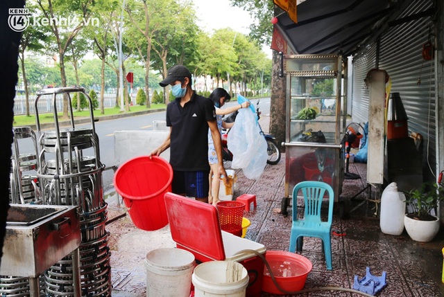  Buổi chiều như 30 Tết ở Sài Gòn sau gần 90 ngày giãn cách: Người dọn dẹp nhà cửa, người dắt xe đi sửa, ai cũng háo hức đợi ngày mai nới lỏng - Ảnh 15.