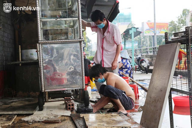  Buổi chiều như 30 Tết ở Sài Gòn sau gần 90 ngày giãn cách: Người dọn dẹp nhà cửa, người dắt xe đi sửa, ai cũng háo hức đợi ngày mai nới lỏng - Ảnh 9.