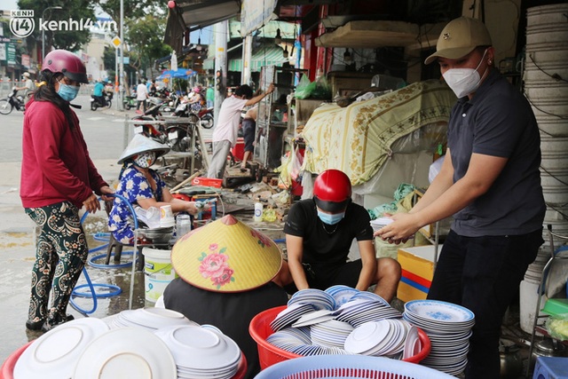  Buổi chiều như 30 Tết ở Sài Gòn sau gần 90 ngày giãn cách: Người dọn dẹp nhà cửa, người dắt xe đi sửa, ai cũng háo hức đợi ngày mai nới lỏng - Ảnh 10.