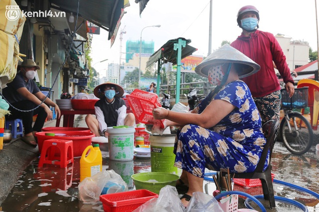  Buổi chiều như 30 Tết ở Sài Gòn sau gần 90 ngày giãn cách: Người dọn dẹp nhà cửa, người dắt xe đi sửa, ai cũng háo hức đợi ngày mai nới lỏng - Ảnh 12.