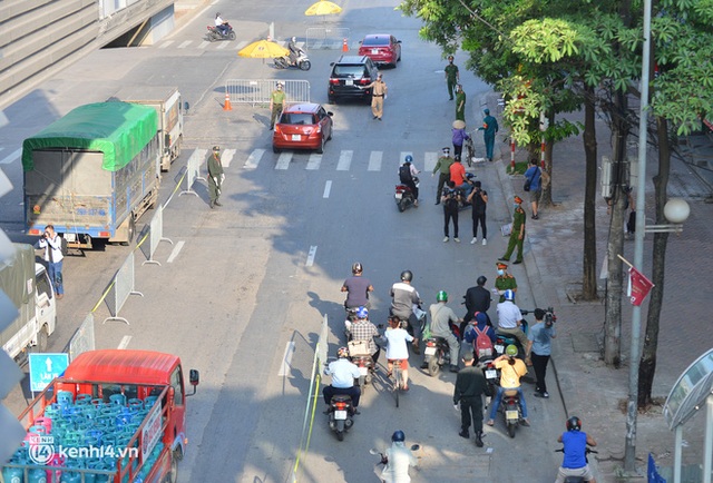 Ảnh: Ngày đầu kích hoạt 39 chốt trực tại Hà Nội, bắt đầu kiểm soát người ra đường theo vùng - Ảnh 1.
