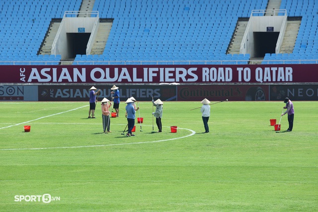  Mặt cỏ sân Mỹ Đình được chăm sóc kĩ trước trận Việt Nam gặp Australia - Ảnh 1.