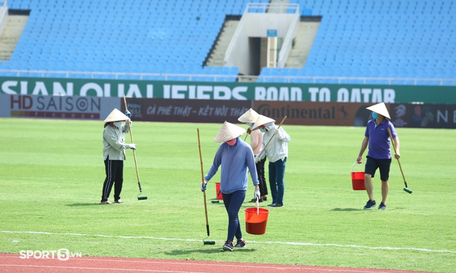  Mặt cỏ sân Mỹ Đình được chăm sóc kĩ trước trận Việt Nam gặp Australia - Ảnh 2.