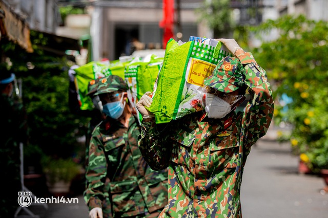     Ảnh, clip: Các chiến sĩ và đội tình nguyện dùng 2 xe cẩu chuyển nhu yếu phẩm cho người dân chung cư Sài Gòn - Ảnh 16.