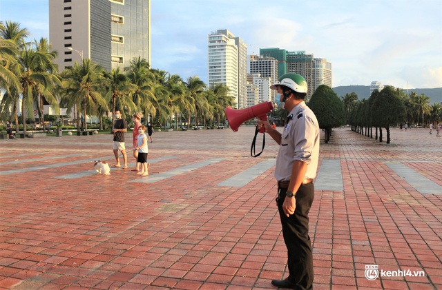  Ảnh: Người dân Đà Nẵng bịt khẩu trang, kính chống giọt bắn hào hứng tập thể dục sau 20 ngày ở yên trong nhà - Ảnh 17.