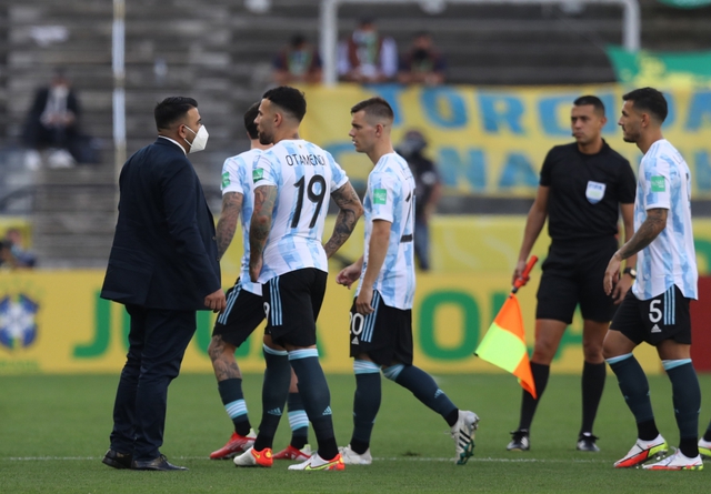 Nhà chức trách vào sân trục xuất cầu thủ, trận Brazil - Argentina đổ bể - Ảnh 3. Nhà chức trách vào sân trục xuất cầu thủ, trận Brazil - Argentina đổ bể - Ảnh 3.