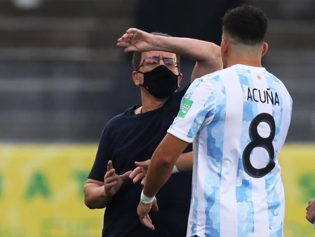 Nhà chức trách vào sân trục xuất cầu thủ, trận Brazil - Argentina đổ bể - Ảnh 4. Nhà chức trách vào sân trục xuất cầu thủ, trận Brazil - Argentina đổ bể - Ảnh 4.