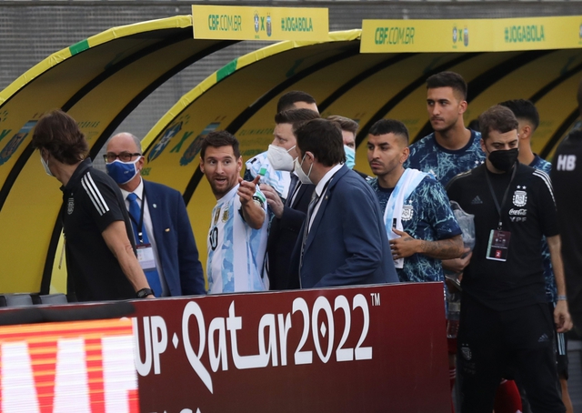 Nhà chức trách vào sân trục xuất cầu thủ, trận Brazil - Argentina đổ bể - Ảnh 5.