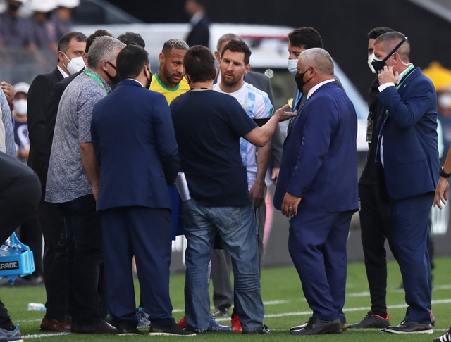 Nhà chức trách vào sân trục xuất cầu thủ, trận Brazil - Argentina đổ bể - Ảnh 6. Nhà chức trách vào sân trục xuất cầu thủ, trận Brazil - Argentina đổ bể - Ảnh 6.