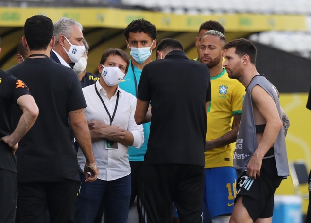 Nhà chức trách vào sân trục xuất cầu thủ, trận Brazil - Argentina đổ bể - Ảnh 7.