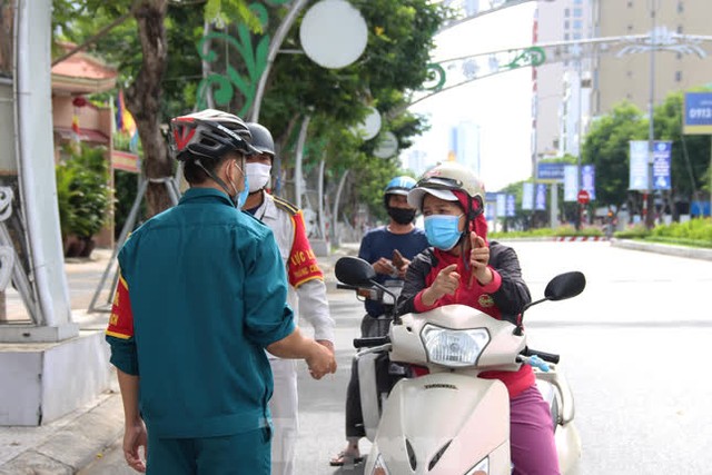 Đi đường với QR Code, người Đà Nẵng qua chốt kiểm soát chỉ trong vài giây - Ảnh 8.