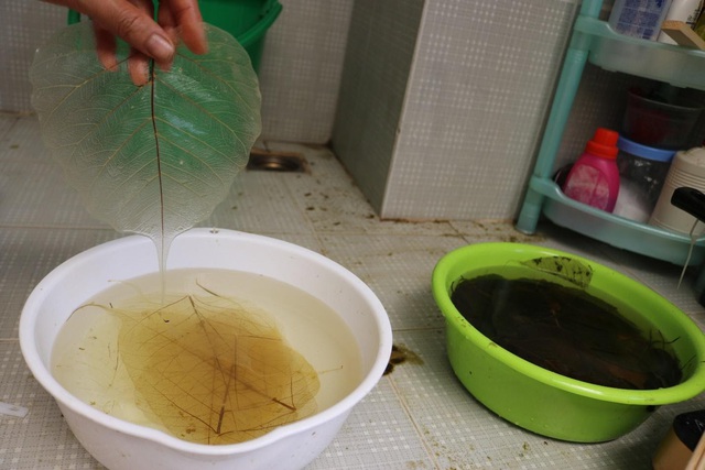 Mẹ đơn thân mưu sinh từ làm tranh lá bồ đề trong Covid-19 - Ảnh 3.
