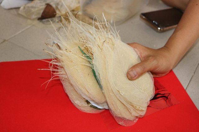 Mẹ đơn thân mưu sinh từ làm tranh lá bồ đề trong Covid-19 - Ảnh 9.