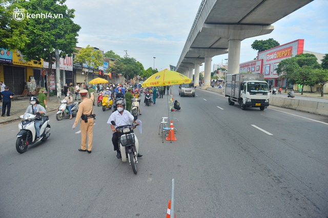  Hà Nội: Cảnh sát lập chốt dài hơn 1km kiểm tra người dân đi vào vùng đỏ - Ảnh 1.