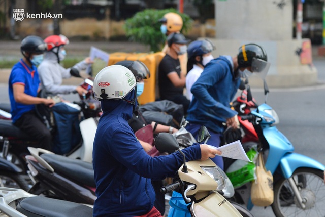  Hà Nội: Cảnh sát lập chốt dài hơn 1km kiểm tra người dân đi vào vùng đỏ - Ảnh 4.
