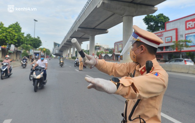  Hà Nội: Cảnh sát lập chốt dài hơn 1km kiểm tra người dân đi vào vùng đỏ - Ảnh 8.