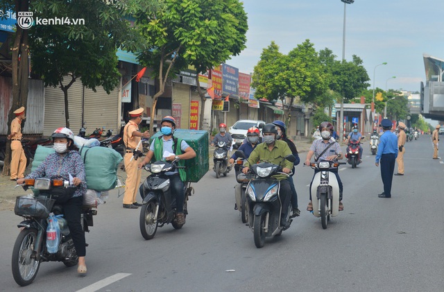  Hà Nội: Cảnh sát lập chốt dài hơn 1km kiểm tra người dân đi vào vùng đỏ - Ảnh 9.