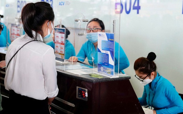 Hành khách làm thủ tục hàng không tại sân bay Nội Bài - Ảnh minh họa: Phan Công