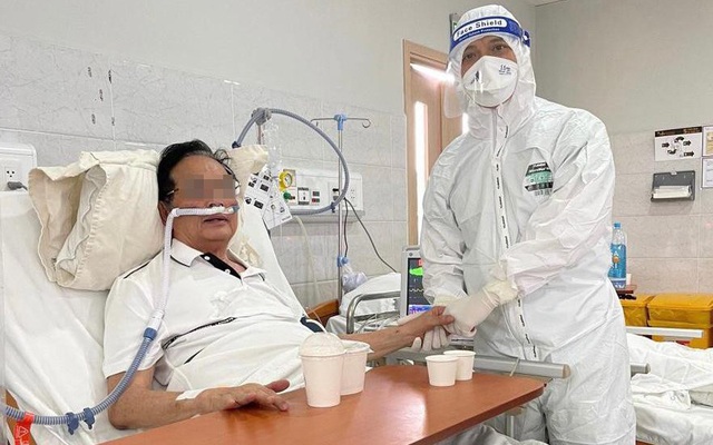 Một bệnh nhân đã khoẻ mạnh sau khi được điều trị COVID-19 tại BV Nam Sài Gòn- ảnh N.L
