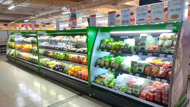  Nhiều người dân đứng nhìn hàng chất đầy siêu thị không thể mua vì... ở khác phường - Ảnh 3.