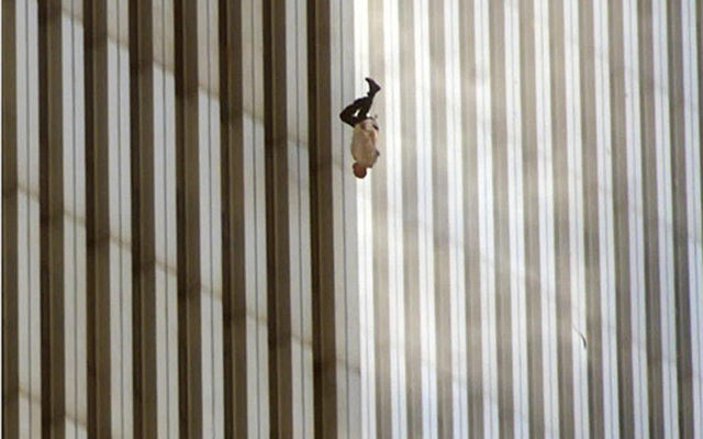 Bức ảnh của Richard Drew chụp lại người đàn ông rơi xuống từ Tòa tháp bốc cháy ngày 11/9. Ảnh: Richard Drew/AP