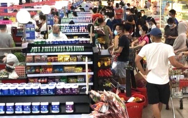 Hình ảnh ghi lại cảnh đêm 22/8 người dân tại TP. Vinh đổ xô đến siêu thị Big C Vinh để mua hàng trước giờ giới nghiêm khi áp dụng Chỉ thị 16 nâng cao, người dân phải ở yên trong nhà.