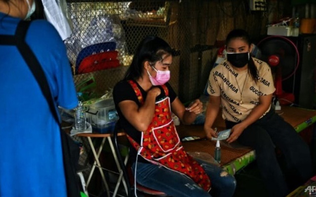 Những tiểu thương tham gia xét nghiệm Covid-19 bằng thiết bị đang được Thái Lan phát triển - ảnh AFP