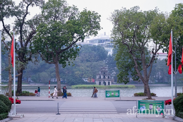 Đường phố Hà Nội sáng đầu tiên đón năm mới 2022 yên ả lạ thường - Ảnh 1.