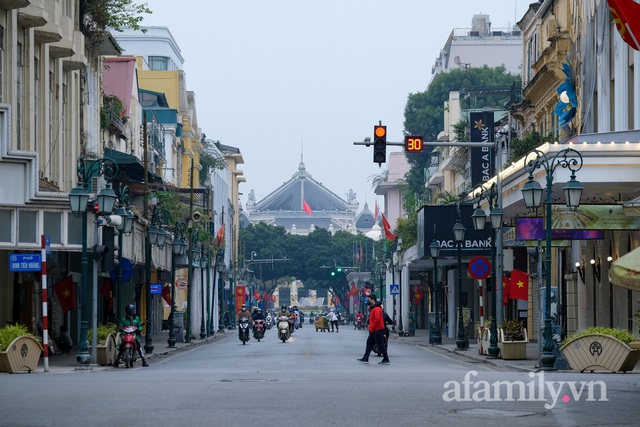 Đường phố Hà Nội sáng đầu tiên đón năm mới 2022 yên ả lạ thường - Ảnh 2.