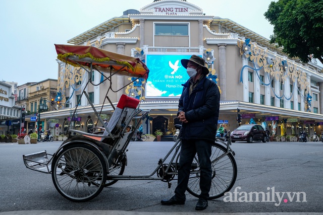 Đường phố Hà Nội sáng đầu tiên đón năm mới 2022 yên ả lạ thường - Ảnh 14.