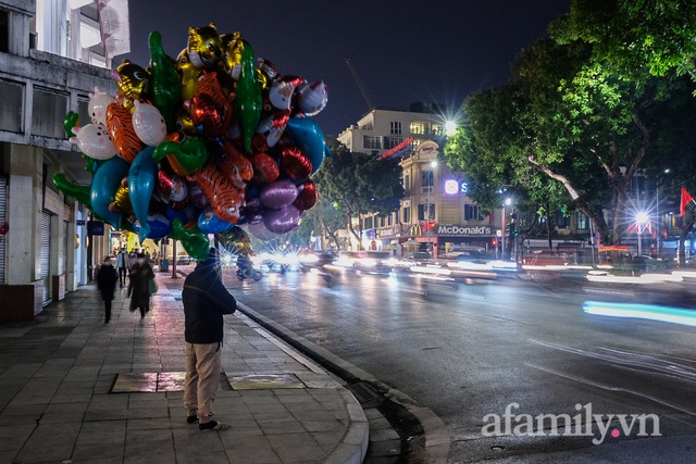 Đường phố Hà Nội sáng đầu tiên đón năm mới 2022 yên ả lạ thường - Ảnh 17.