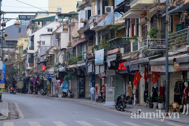 Đường phố Hà Nội sáng đầu tiên đón năm mới 2022 yên ả lạ thường - Ảnh 3.