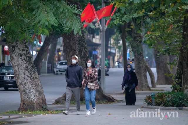 Đường phố Hà Nội sáng đầu tiên đón năm mới 2022 yên ả lạ thường - Ảnh 4.