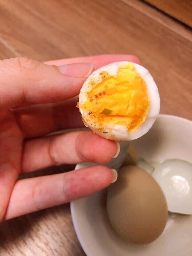 Loại trứng màu xanh đỏ bắt mắt, giá đắt gấp 10 lần trứng gà ta nhưng chị em vẫn lùng mua - Ảnh 4.