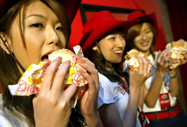 McDonald’s ngừng bán khoai tây chiên tại Nhật Bản: Chiêu trò marketing và nỗi đau của nền kinh tế lớn thứ 3 thế giới khi không thể tự nuôi 126 triệu người - Ảnh 1.