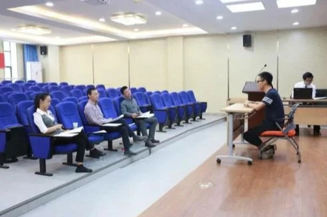 Câu hỏi: Nhặt được 30 triệu nhưng chủ nhân của số tiền khẳng định mất 50 triệu, bạn sẽ làm thế nào? Ứng viên trả lời quá thông minh - Ảnh 3. Câu hỏi: Nhặt được 30 triệu nhưng chủ nhân của số tiền khẳng định mất 50 triệu, bạn sẽ làm thế nào? Ứng viên trả lời quá thông minh - Ảnh 3.